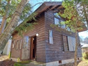 おしゃれな板張りのコンパクト別荘（大型シャッター倉庫付き）