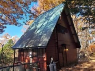 学者村第1期 褐色の外壁と緑の三角屋根が特徴的な別荘