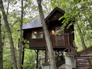 周囲を見下ろす別荘